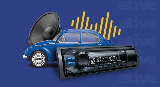 <p>Você é daquele tipo de motorista que assim que funciona o veículo, também já liga seu som? Quem não gosta de pegar uma estrada e curtir uma boa música, não é?</p>

<p>Mas se dirigisse antes de 1922, não teria essa funcionalidade ao seu dispor, pois o rádio foi implantado em um carro pela primeira vez neste ano, por um americano de apenas 18 anos, chamado George Frost.</p>

<p>Ele instalou um rádio no seu Ford modelo T, e foi o primeiro a ter essa ideia. Cinco anos depois desse fato, a empresa Philadelphia Storage Battery Company passou a produzir autorrádios em escala industrial, batizado de Philco Transitone.</p>

<p>💡Para quem tem um belo som automotivo nos dias de hoje, com até emparelhamento de streaming de músicas, um simples rádio pode parecer algo bastante simples, mas naquela época foi uma grande sacada e uma gigante inovação!</p>
