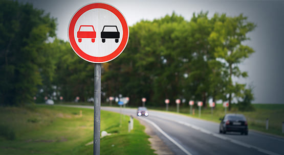 Veículo no limite de velocidade é obrigado a dar passagem na pista da esquerda?