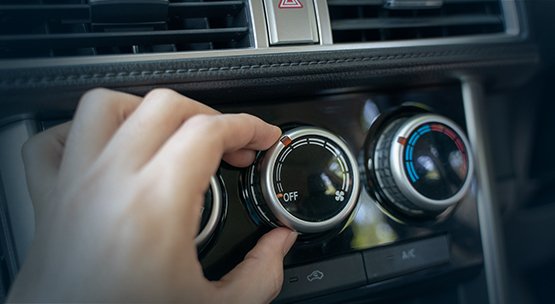 <p>Sim, é possível! Apesar do futuro da indústria automotiva ser a eletrificação, a Porsche acredita que os motores a combustão vão sobreviver ainda por muitos anos. Para isso, a montadora alemã acaba de anunciar o início da produção do seu novo combustível sintético, em parceria com a empresa chilena HIF (Highly Innovative Fuels), em Punta Arenas (Chile). Para a fabricação da chamada gasolina sem petróleo, também conhecida como eFuel, é utilizada a energia eólica. A principal vantagem desse novo combustível é neutralizar o carbono resultante de sua queima nos veículos. A novidade também aproveita a infraestrutura atual de abastecimento, já que também é armazenada na forma líquida e funciona perfeitamente em motores convencionais a combustão. O novo combustível é fabricado a partir de um processo físico-químico denominado hidrólise, que utiliza como matéria-prima hidrogênio e o dióxido de carbono. Vale destacar que o dióxido de carbono retirado da atmosfera durante a fabricação dessa nova gasolina é um dos principais causadores do efeito estufa. Com isso, ganha o meio ambiente e, consequentemente, acabaria com a dependência de um recurso natural que inevitavelmente irá acabar e tende a ficar cada vez mais caro.</p>

<p>‌</p>
