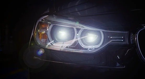 <p>A iluminação veicular é um tema que gera diversas dúvidas, especialmente em relação à substituição de lâmpadas originais por modelos alternativos, como as lâmpadas super-brancas. A Resolução 970/22 do Conselho Nacional de Trânsito (Contran) estabelece parâmetros técnicos para garantir a segurança e a conformidade desses equipamentos. Neste texto, vamos esclarecer questões relacionadas às lâmpadas halógenas e super-brancas, destacando aspectos técnicos e legais.</p>

<p>O que é uma lâmpada halógena?</p>

<p>A lâmpada halógena é um tipo de lâmpada incandescente que utiliza um gás halogênio em seu interior, como bromo ou iodo. Esse gás permite que o filamento funcione em temperaturas mais altas, resultando em uma luz mais intensa e maior eficiência em comparação às lâmpadas incandescentes comuns. Elas são amplamente utilizadas em veículos devido ao custo acessível e à compatibilidade com sistemas elétricos padrão.</p>

<p>O que é uma lâmpada super-branca?</p>

<p>As lâmpadas super-brancas são um tipo de lâmpada halógena que se destacam pela emissão de luz mais clara, com temperatura de cor geralmente acima de 4.000 Kelvin (K). Essa característica proporciona um tom de luz mais próximo do branco puro, o que pode melhorar a visibilidade noturna e oferecer um apelo estético ao veículo.</p>

<p>Por que o bulbo é azulado?</p>

<p>O bulbo azulado é uma característica comum nas lâmpadas super-brancas. Esse revestimento filtra parte das tonalidades amarelas emitidas pela lâmpada, intensificando a percepção de luz branca. Apesar disso, o revestimento não altera a tecnologia da lâmpada, que continua sendo halógena.</p>

<p>Quanto mais Kelvins, mais forte é a luz?</p>

<p>Não necessariamente. A temperatura de cor, medida em Kelvin (K), está relacionada à tonalidade da luz e não à sua intensidade luminosa, que é medida em lúmens. Assim, uma lâmpada com temperatura de cor mais alta (como 5.000K) pode emitir luz mais branca, mas não necessariamente será mais brilhante do que uma lâmpada com temperatura de cor mais baixa.</p>

<p>A legislação permite a troca da halógena comum por super-branca?</p>

<p>Sim, desde que a substituição respeite os critérios técnicos estabelecidos pela Resolução 970 do Contran. A norma exige que as lâmpadas atendam aos padrões de intensidade luminosa, temperatura de cor (que só é permitida se for branca) e não causem ofuscamento aos demais condutores. Além disso, a substituição deve ser feita por lâmpadas compatíveis com o sistema do veículo, sem necessidade de alteração na estrutura elétrica ou ótica.</p>

<p>O fato do bulbo ser azulado constitui uma mudança de tecnologia?</p>

<p>Não. Apesar da aparência diferenciada, as lâmpadas super-brancas com bulbo azulado ainda utilizam a mesma tecnologia halógena, baseando-se no mesmo princípio de funcionamento: a emissão de luz por meio do aquecimento de um filamento em um ambiente com gás halogênio. A coloração mais clara é apenas uma característica estética e funcional para ajustar a tonalidade da luz.</p>

<p>A troca de lâmpadas automotivas deve sempre considerar aspectos técnicos, estéticos e legais para garantir a segurança no trânsito. Seguir as diretrizes da Resolução 970/22 é fundamental para assegurar que a modificação esteja em conformidade com a legislação.</p>

<p> </p>
